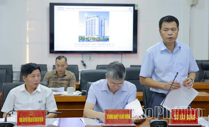 Lãnh đạo Sở Xây dựng báo cáo một số nội dung tại hội nghị.