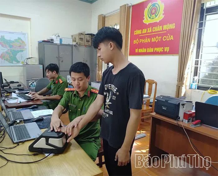 Công an xã Chân Mộng hỗ trợ người dân thực hiện thủ tục cấp căn cước, đăng ký định danh điện tử.
