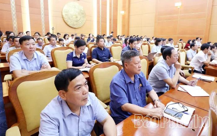 Các đại biểu tham gia hội nghị.