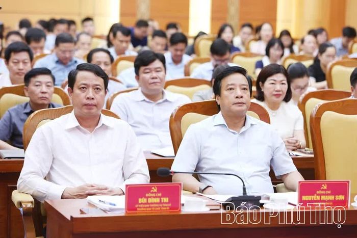 Các đồng chí: Phó Bí thư Tỉnh ủy Nguyễn Mạnh Sơn, Trưởng Ban Tổ chức Tỉnh ủy Bùi Đình Thi dự tại điểm cầu Phú Thọ.