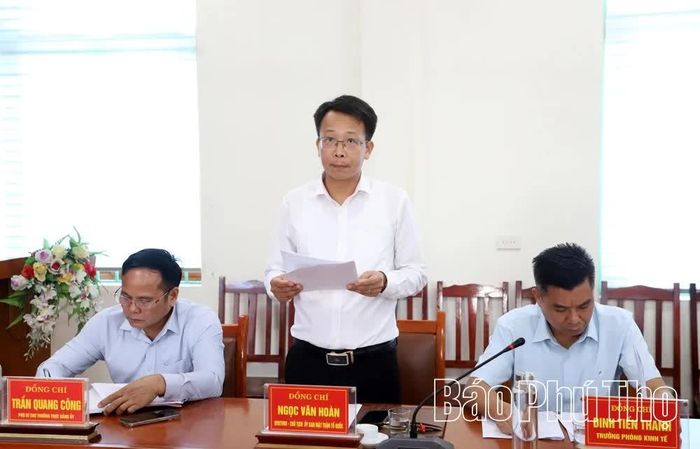 Đại diện lãnh đạo xã Văn Miếu báo cáo kết quả thực hiện CVĐ tại buổi kiểm tra.