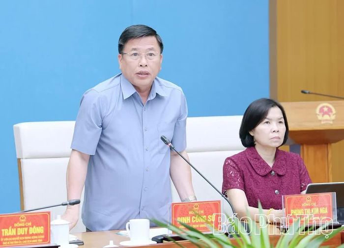 Đồng chí Phó Chủ tịch UBND tỉnh Đinh Công Sứ điều hành phần thảo luận.