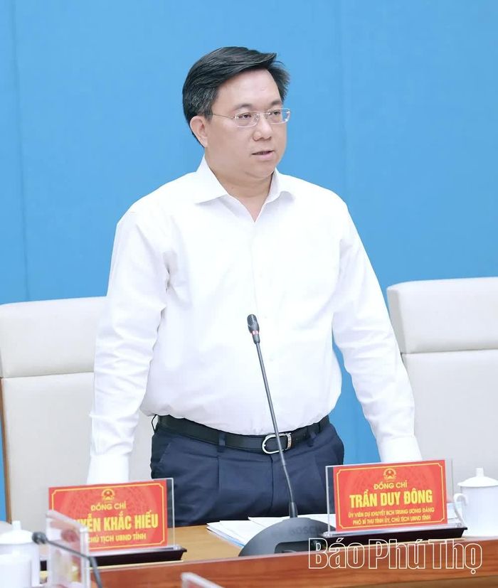 Đồng chí Chủ tịch UBND tỉnh Trần Duy Đông phát biểu chỉ đạo tại hội nghị.