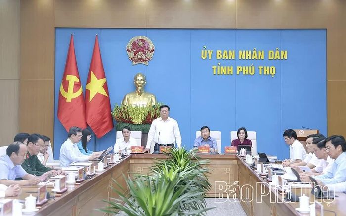 Chủ tịch UBND tỉnh Trần Duy Đông và các Phó Chủ tịch UBND tỉnh đồng chủ trì hội nghị.