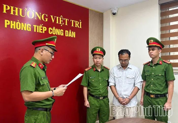 Cơ quan Cảnh sát điều tra Công an tỉnh Phú Thọ thi hành Quyết định khởi tố bị can đối với Lê Anh Tuấn - Phó Tổng Giám đốc Công ty Cổ phần Xây dựng Hợp Kim 889.