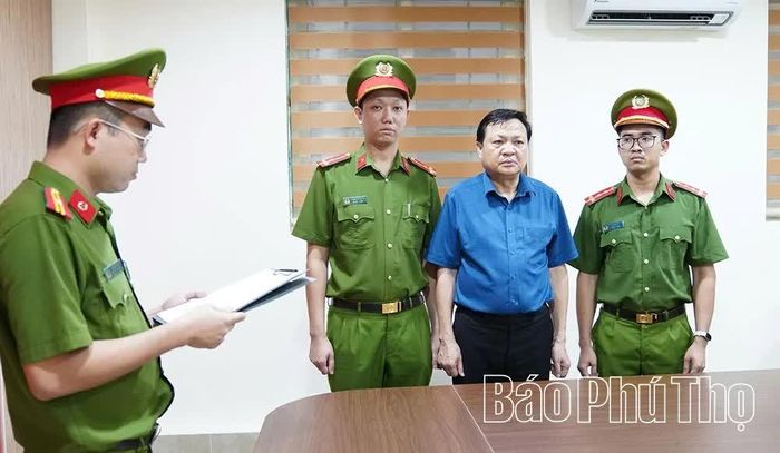Cơ quan Cảnh sát điều tra Công an tỉnh Phú Thọ thi hành quyết định khởi tố, bắt tạm giam Hoàng Văn Lộc - Bí thư Đảng ủy, Chủ tịch HĐND xã Hợp Kim.