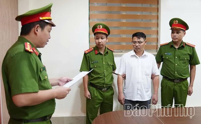 Cơ quan Cảnh sát điều tra Công an tỉnh Phú Thọ thi hành quyết định khởi tố, bắt tạm giam Bùi Trọng Nghĩa - Phó Trưởng phòng Kinh tế xã Hợp Kim.