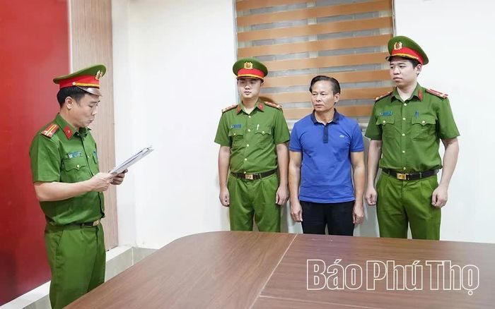 Cơ quan Cảnh sát điều tra Công an tỉnh Phú Thọ thi hành quyết định khởi tố, bắt tạm giam Đinh Thanh Tùng - Chủ tịch UBND xã Hợp Kim.