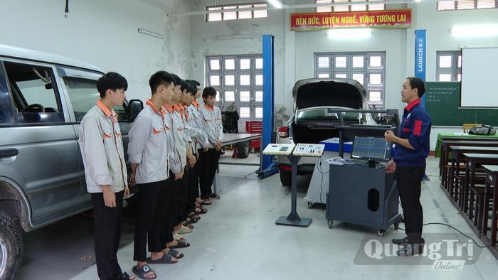 Giảng viên hướng dẫn sinh viên tìm hiểu thiết bị chẩn đoán ô tô trong giờ học thực hành tại Trường cao đẳng Kỹ thuật Công-Nông nghiệp Quảng Trị - Ảnh: K.H