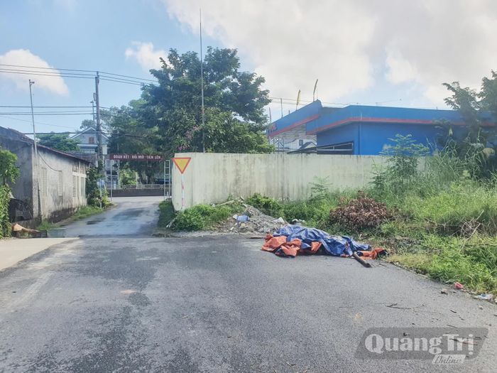 Điểm Cửa hàng xăng dầu Trường Giang (cuối tuyến đấu nối ra Quôc lộ 1) thuộc địa bàn xã Quảng Ninh chưa hoàn thành công tác giải phóng mặt bằng - Ảnh: B.T