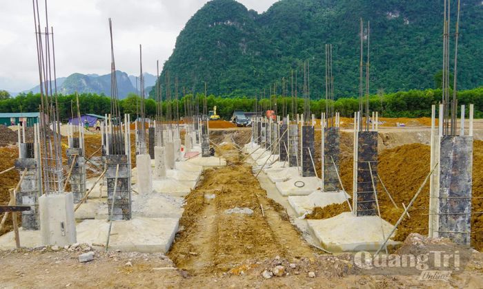 Một số hạng mục tại Trường phổ thông nội trú tiểu học và THCS Kim Phú đang được đơn vị thi công đẩy nhanh tiến độ - Ảnh: N.H