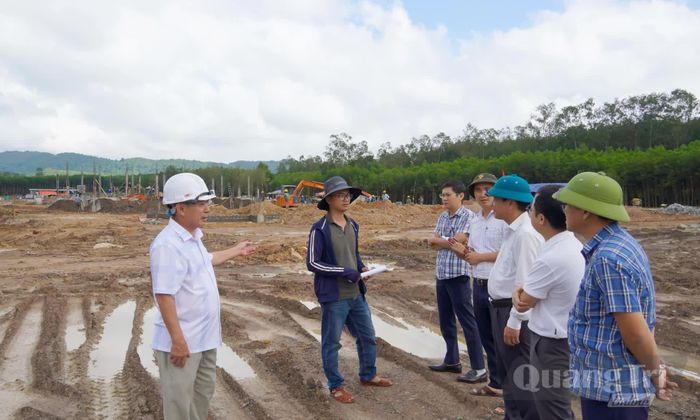 Kiểm tra mặt bằng thi công tại Trường phổ thông nội trú tiểu học và THCS Kim Phú - Ảnh: N.H