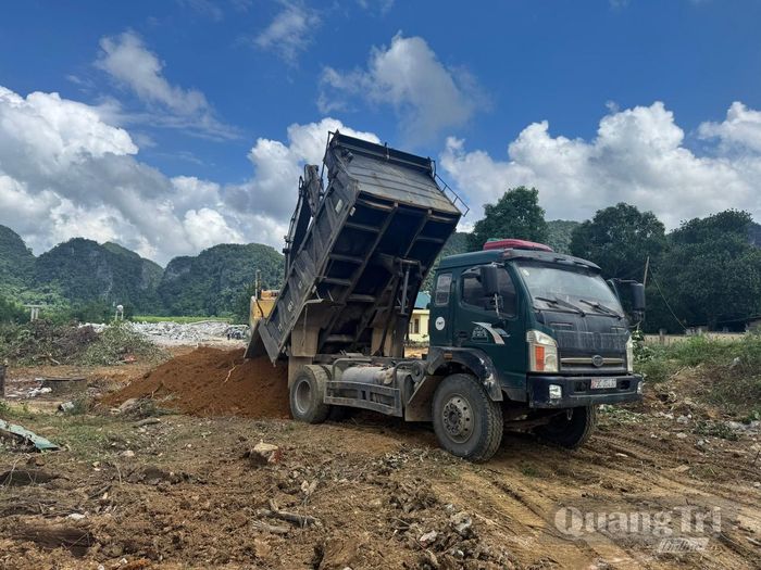 Một số hạng mục tại Trường phổ thông nội trú tiểu học và THCS Tuyên Lâm đang được đơn vị thi công đẩy nhanh tiến độ - Ảnh: N.H
