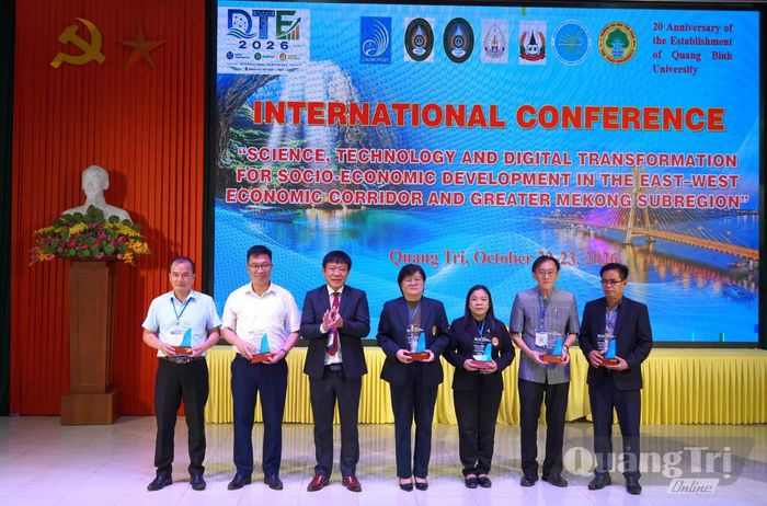 Đại diện lãnh đạo Trường đại học Quảng Bình trao quà lưu niệm các đoàn đại biểu quốc tế và trong nước - Ảnh: H.L