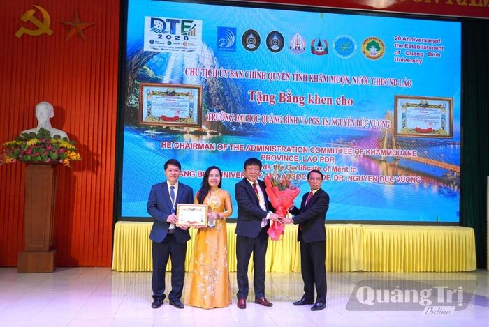 Đại diện lãnh đạo tỉnh Khăm Muồn (Lào) trao Bằng khen cho Ban Giám hiệu Trường đại học Quảng Bình và cá nhân PGS.TS Nguyễn Đức Vượng, Hiệu trưởng Nhà trường - Ảnh: H.L