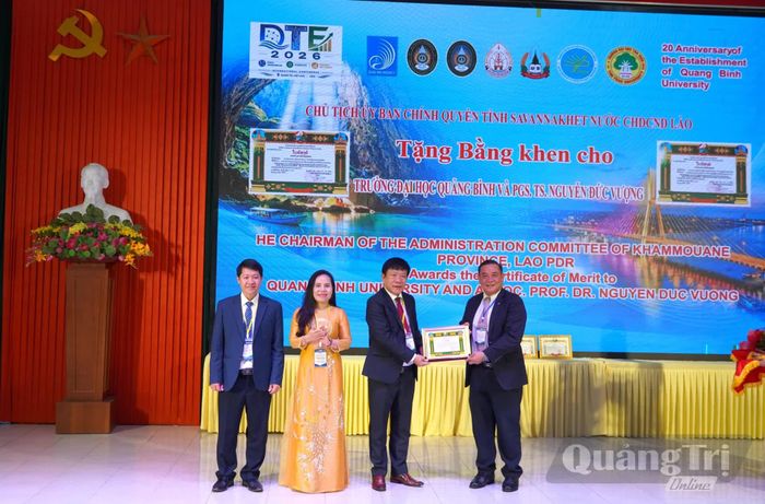 Trao Bằng khen của tỉnh Sạ-vẳn-na-khệt (Lào) cho tập thể Trường đại học Quảng Bình và cá nhân PGS.TS Nguyễn Đức Vượng - Ảnh: H.L
