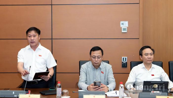 Đồng chí Nguyễn Khánh Vũ, Bí thư Đảng ủy, Chủ tịch HĐND phường Quảng Trị tham gia thảo luận - Ảnh: CTV