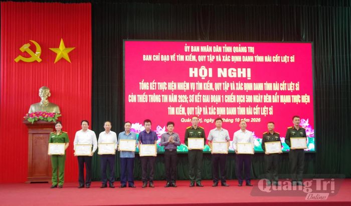 Đồng chí Lê Văn Bảo, Phó Chủ tịch UBND tỉnh tặng bằng khen cho các tập thể - Ảnh: H.N