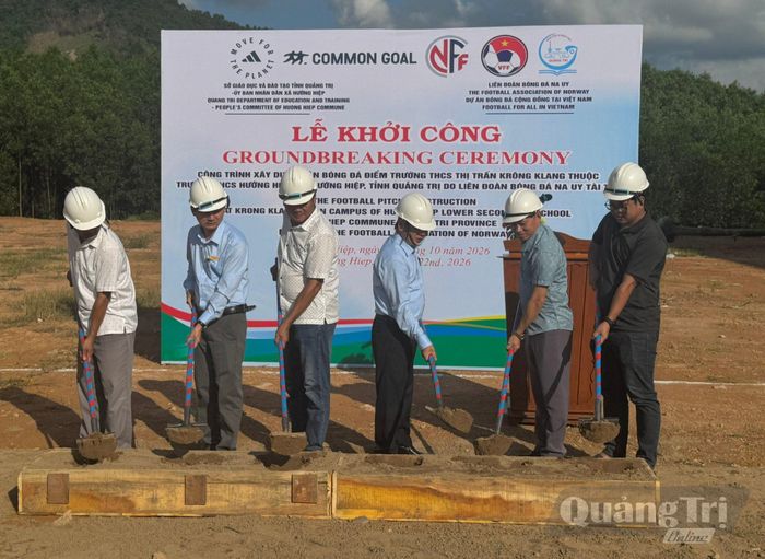 Các đại biểu thực hiện nghi thức khởi công dự án - Ảnh: M.T