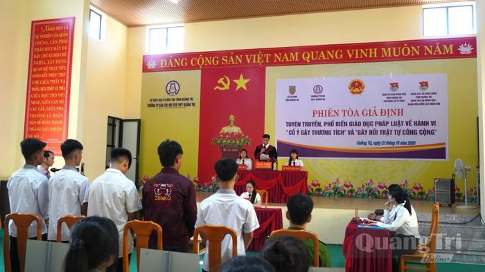 Đoàn viên, thanh niên có thêm kiến thức về pháp luật thông qua phiên tòa giả định - Ảnh: H.T