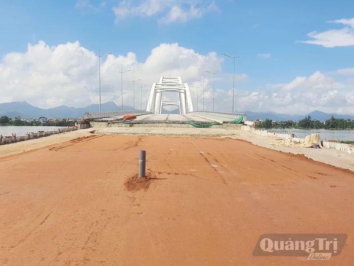 Đường dẫn vào phía Đông cầu đã thi công cơ bản xong mặt nền đắp - Ảnh: B.T