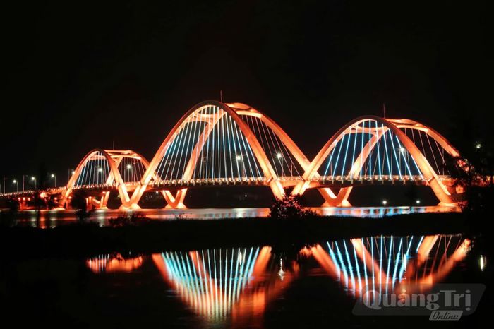 Cầu Nhật Lệ 3 thi công hoàn thành và đã vận hành hệ thống đèn chiếu sáng về đêm - Ảnh: B.T
