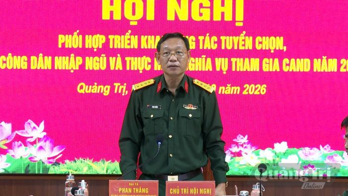 Đồng chí đại tá Phan Thắng, Ủy viên Ban Thường vụ Tỉnh ủy, Chỉ huy trưởng Bộ Chỉ huy Quân sự tỉnh, Phó Chủ tịch Thường trực Hội đồng Nghĩa vụ quân sự tỉnh phát biểu tại hội nghị - Ảnh: H.C