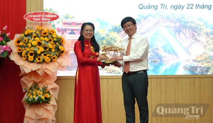 Lãnh đạo Saigontourist Group tặng quà lưu niệm đồng chí Bùi Hoàng Phương, Chủ tịch UBND tỉnh - Ảnh: T.Đ