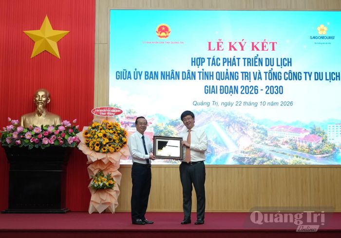 Đại diện lãnh đạo UBND TP. Hồ Chí Minh tặng quà lưu niệm đồng chí Bùi Hoàng Phương, Chủ tịch UBND tỉnh - Ảnh: T.Đ