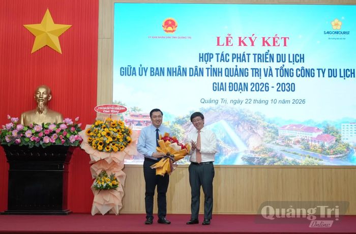 Đồng chí Bùi Hoàng Phương, Chủ tịch UBND tỉnh tặng hoa lãnh đạo Saigontourist Group - Ảnh: T.Đ