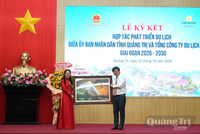 Đồng chí Bùi Hoàng Phương, Chủ tịch UBND tỉnh tặng quà lưu niệm lãnh đạo Saigontourist Group - Ảnh: T.Đ