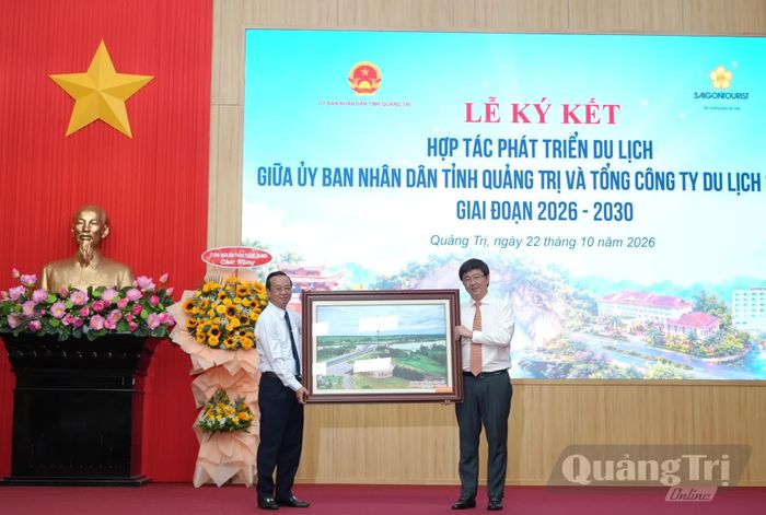 Đồng chí Bùi Hoàng Phương, Chủ tịch UBND tỉnh tặng quà lưu niệm lãnh đạo UBND TP. Hồ Chí Minh - Ảnh: T.Đ