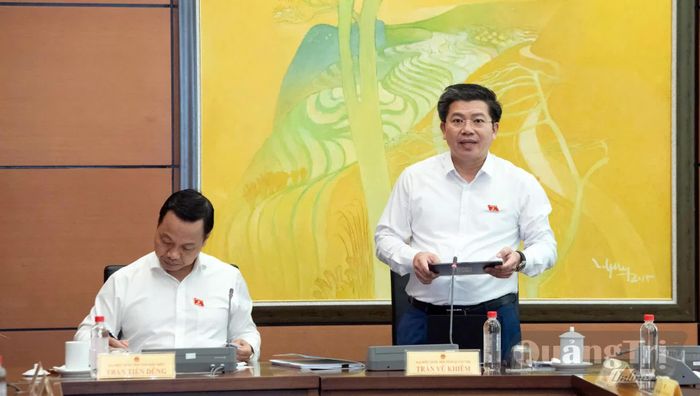 Đồng chí Trần Vũ Khiêm, Phó Bí thư Thường trực Tỉnh ủy, Trưởng đoàn đại biểu Quốc hội tỉnh thảo luận về dự án Luật Đất đai (sửa đổi) - Ảnh: C.T.V