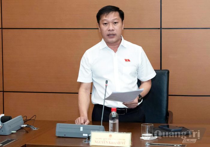 Đồng chí Nguyễn Khánh Vũ, Bí thư Đảng ủy, Chủ tịch HĐND phường Quảng Trị thảo luận về dự thảo Luật Nhà ở (sửa đổi) - Ảnh: C.T.V