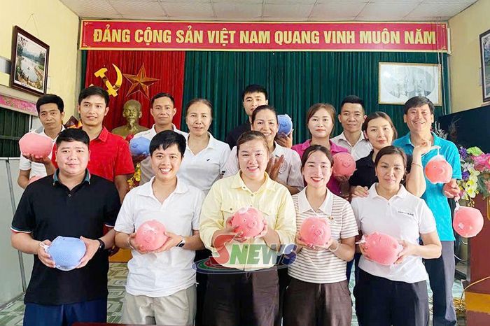 Trường Tiểu học Mường Hung phát động mô hình Nuôi heo đất, trao yêu thương.
