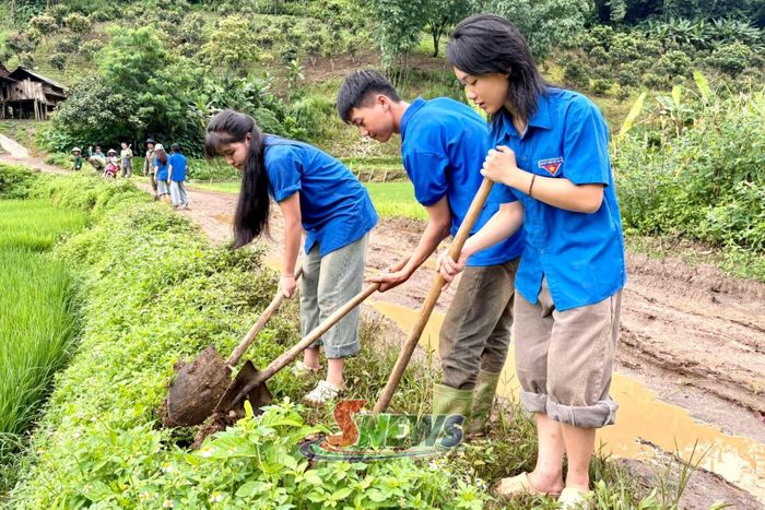 Đoàn viên thanh niên xã Phiêng Pằn tham gia xây dựng công trình "Ánh sáng biên cương".