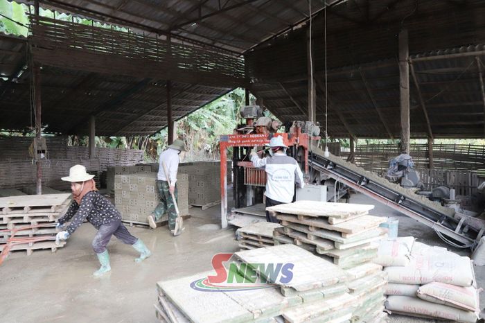 Xưởng sản xuất gạch block của Công ty Sơn Huyền Tây Bắc, xã Tà Hộc.