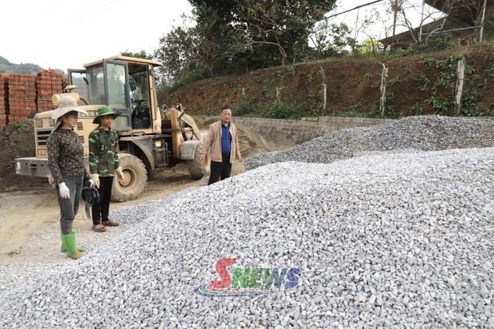 Cán bộ xã Tà Hộc kiểm tra cơ sở kinh doanh khoáng sản làm vật liệu xây dựng.