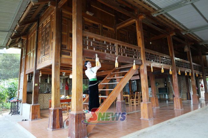Người dân bản Dọi, xã Tân Yên trang trí homestay.