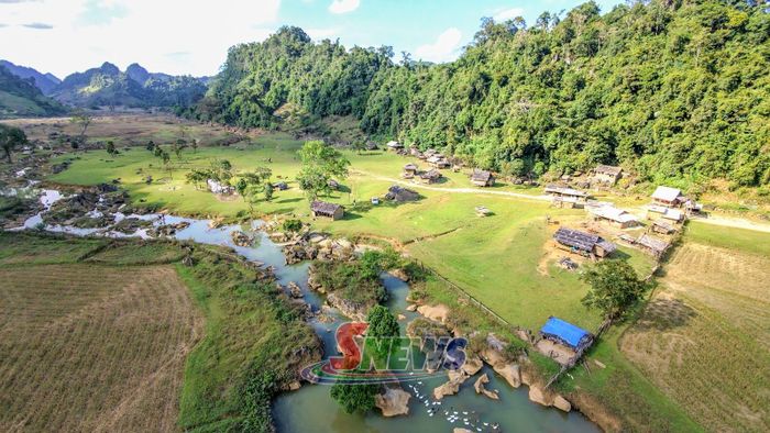 Điểm du lịch Làng đá dựng tại bản Tà Phềnh, xã Tân Yên.