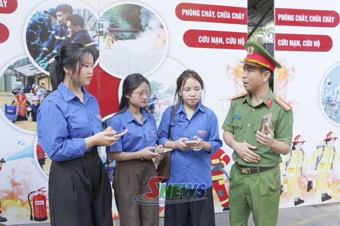 Cán bộ, chiến sĩ Phòng Cảnh sát PCCC và CNCH, Công an tỉnh hướng dẫn sinh viên cài đặt App Báo cháy 114
