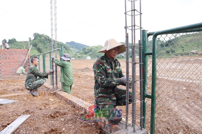 Thi công hàng rào kỹ thuật chống sạt lở tại điểm tái định cư Nà Chá.