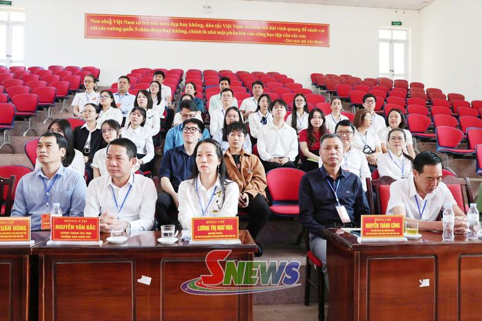 Các đại biểu tham dự khai mạc. 