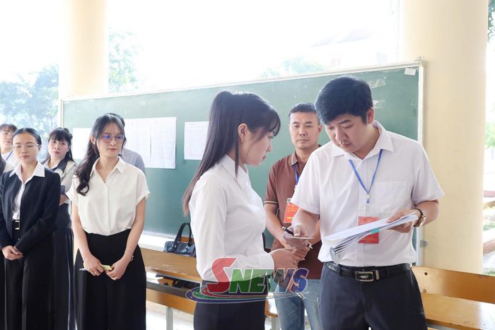 Các thí sinh kiểm tra thông tin vào phòng thi.