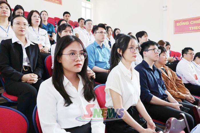Các thí sinh tham dự kỳ xét tuyển dụng.