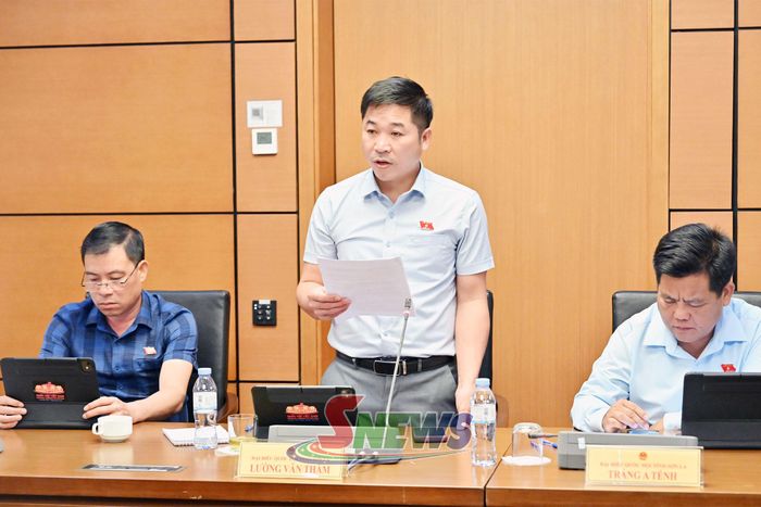 Đại biểu Lường Văn Thâm phát biểu.