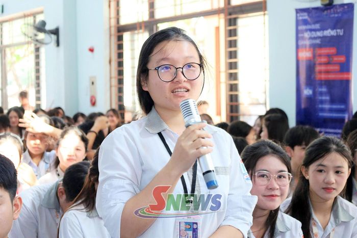 Học sinh trao đổi tìm hiểu nhận diện các tình huống lừa đảo.