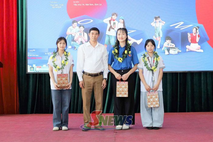 Ban đại diện phụ huynh học sinh Trường THPT Mai Sơn trao quà cho các đội thi.