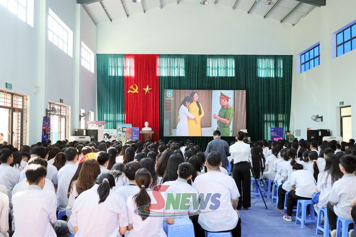Học sinh Trường THPT Mai Sơn theo dõi tiểu phẩm do Cục An ninh mạng và phòng, chống tội phạm sử dụng công nghệ cao thực hiện.