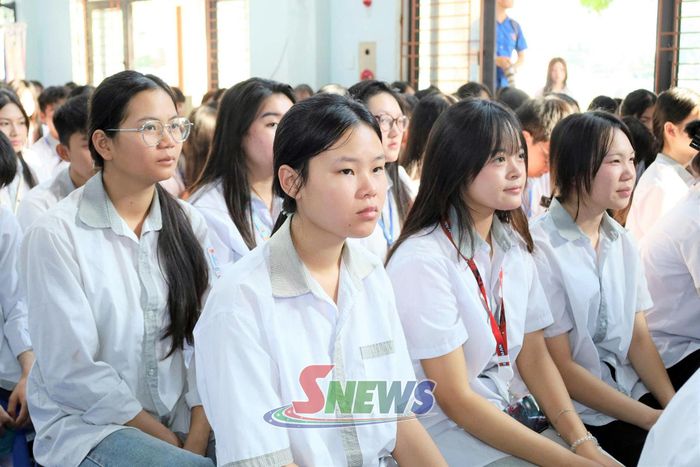 Đông đảo học sinh tham gia chương trình.